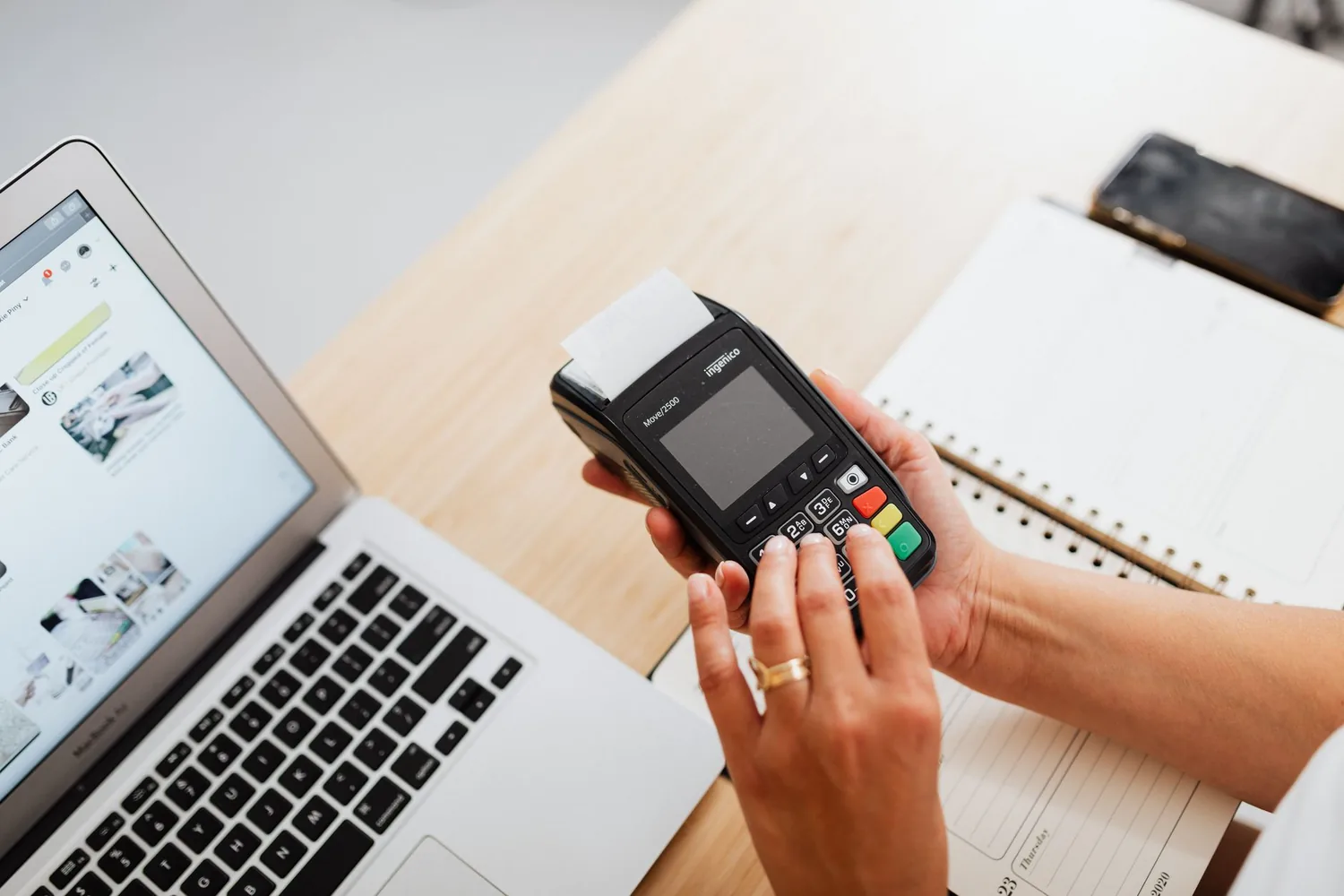 Ilustração minimalista sobre fluxo de disputa de chargeback entre lojista e adquirente