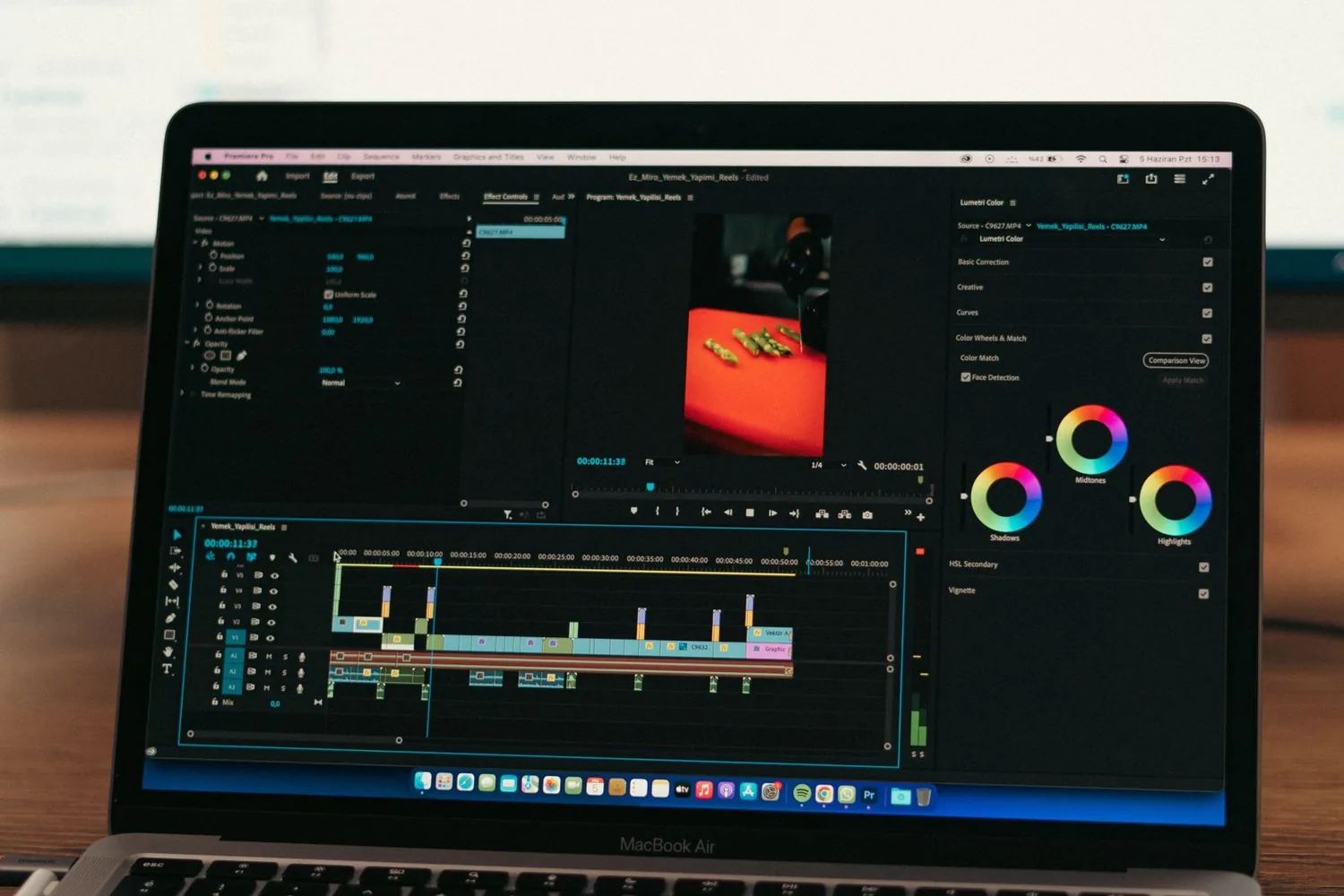 Software de edição de vídeo aberto em um monitor com linha do tempo de cenas