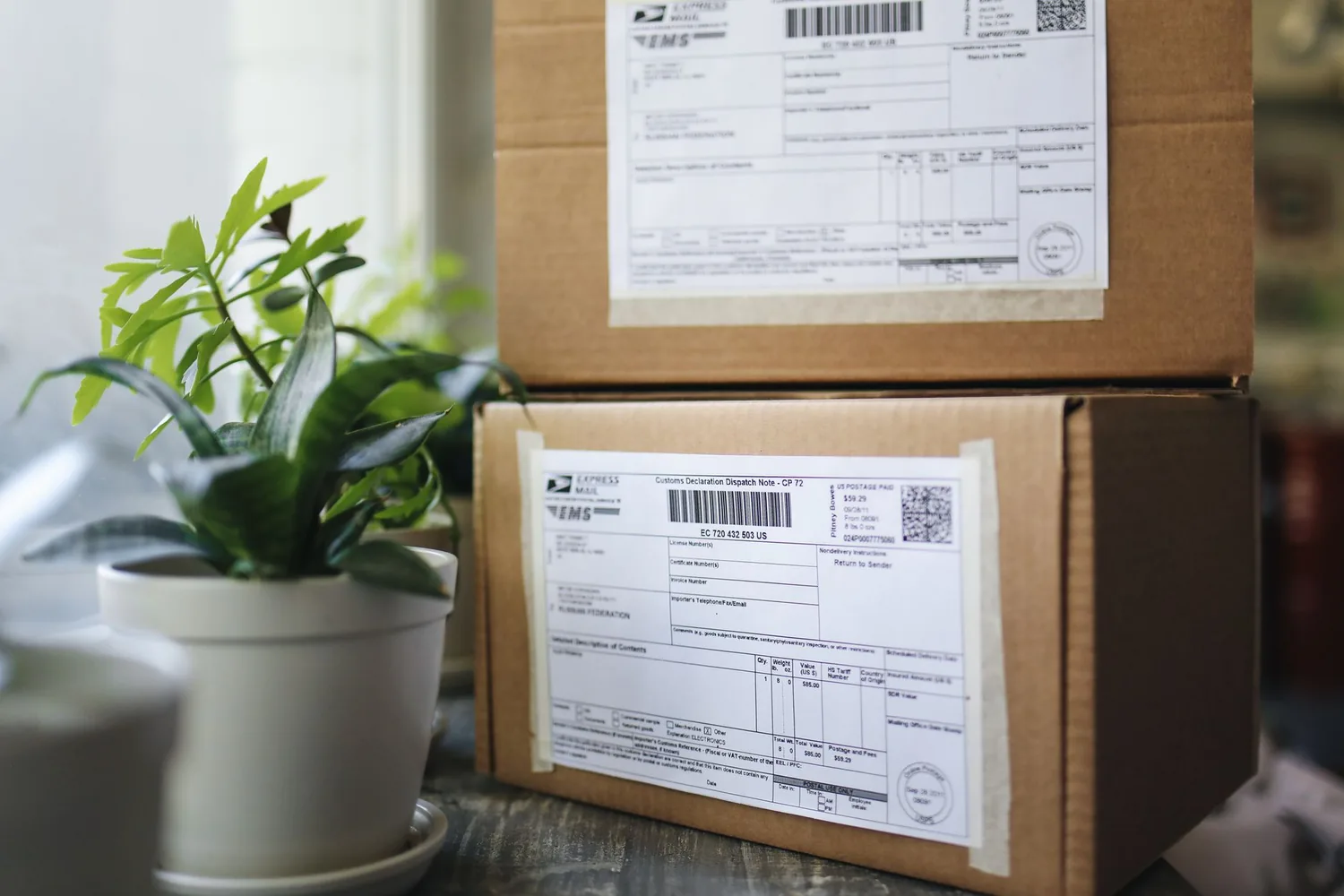 Etiqueta de postagem presa a um pacote pronto para ser enviado pelos correios