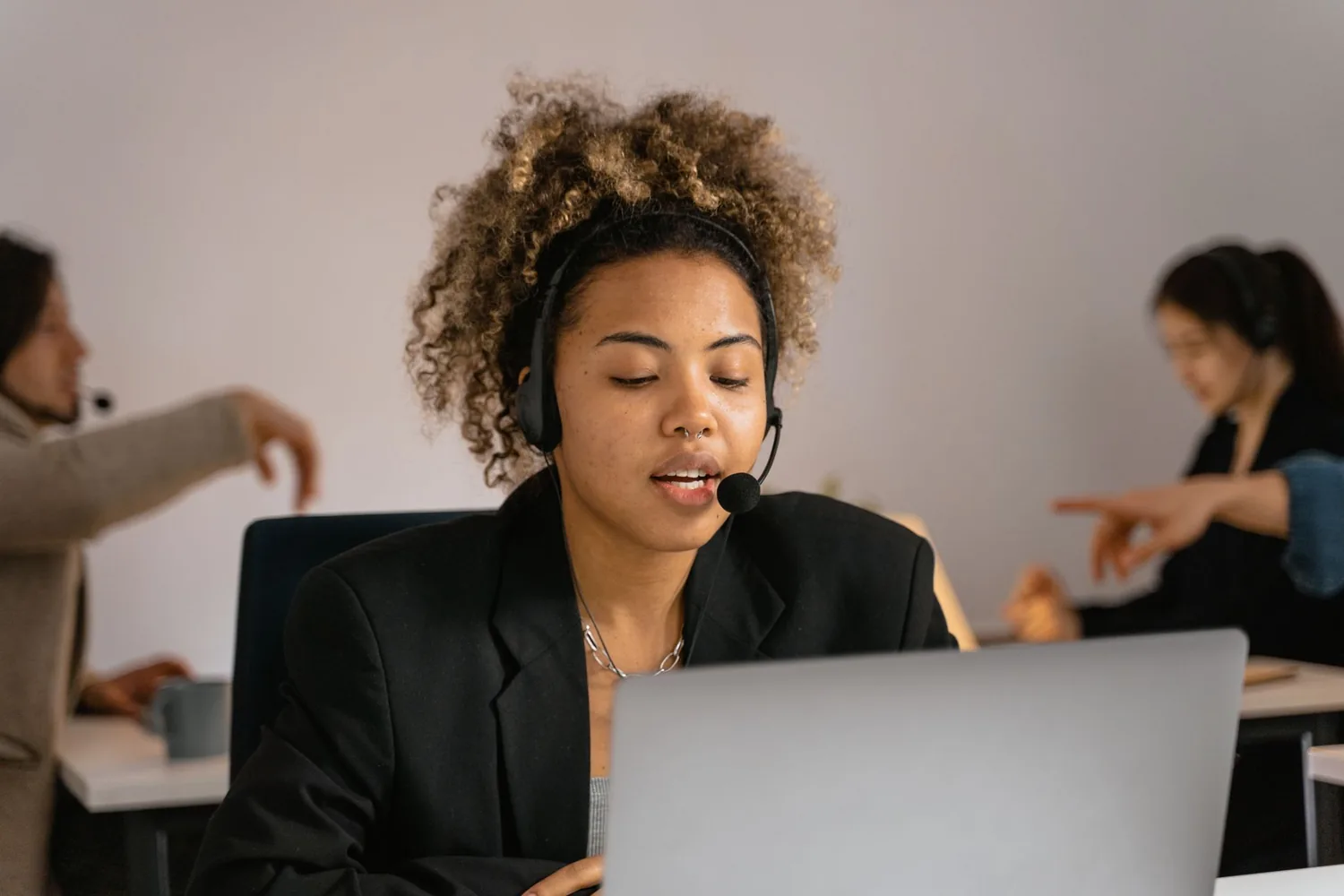 Notebook exibindo painel de conversas de atendimento e histórico de mensagens
