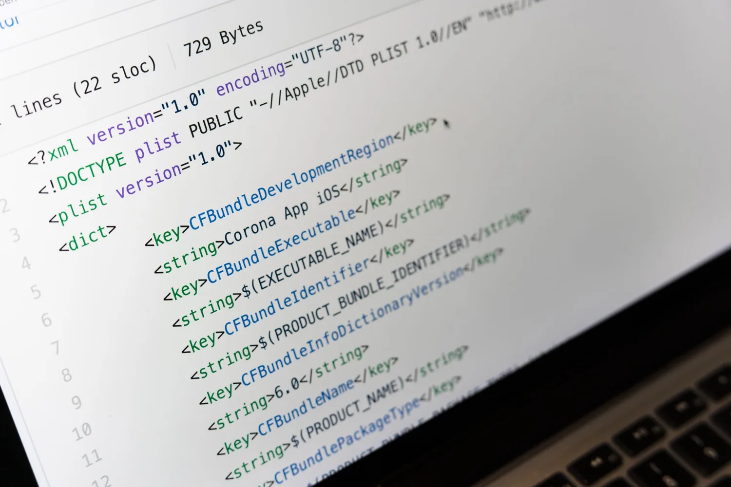 Tela de notebook com arquivo de configuração XML de aplicativo em editor de código