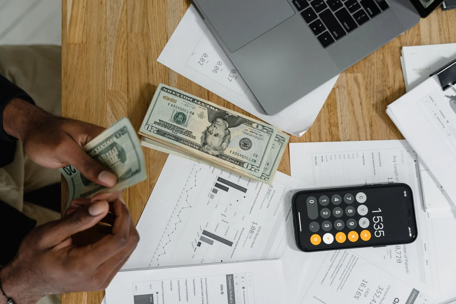 Duas pessoas analisando números e cláusulas de um contrato em uma mesa de reunião