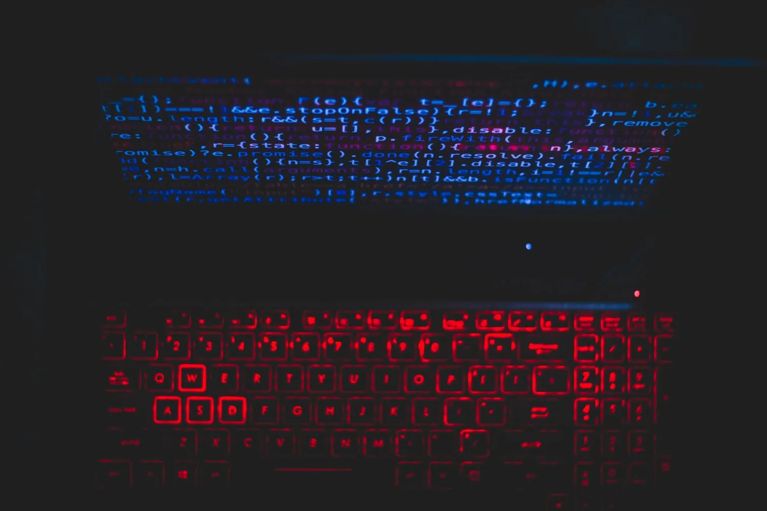 Equipe de tecnologia reunida em volta de notebooks em ambiente de trabalho